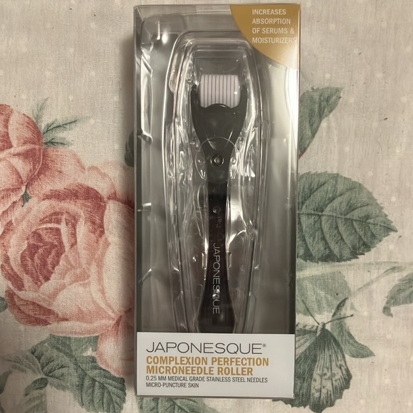 Facial Roller, Lip Duo, Hair Scrunchies (4-Piece) - Picture 4 of 8